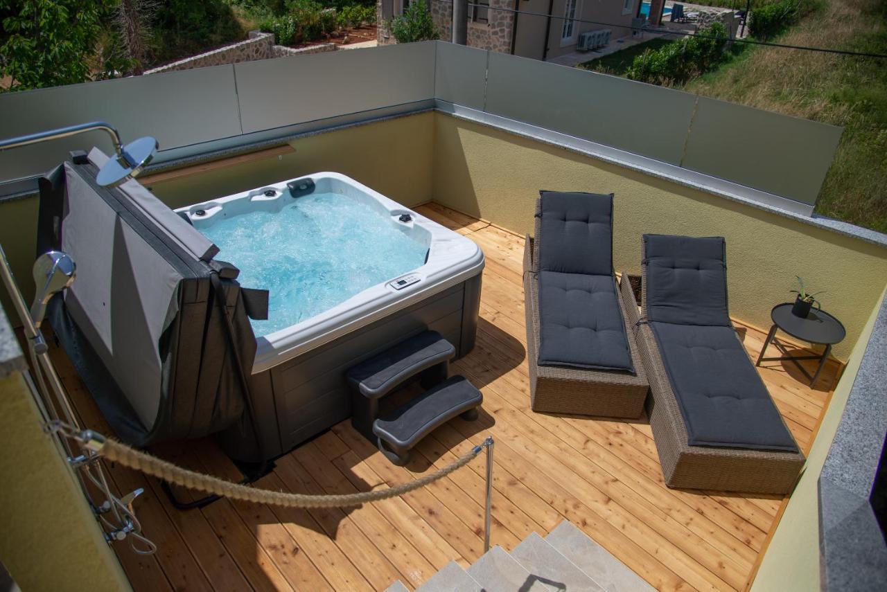 Holiday House Tos-Vila With Heated Pool ヴルブニク エクステリア 写真