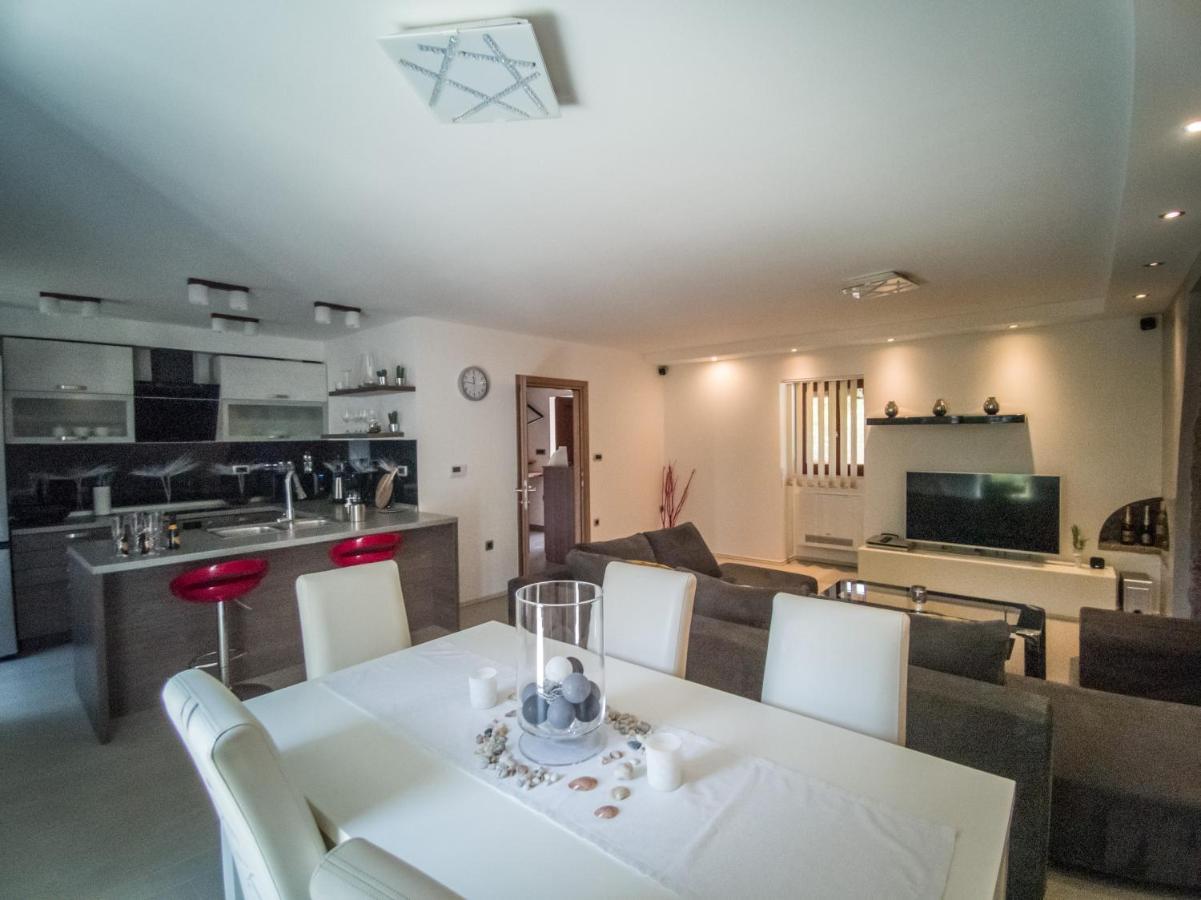 Holiday House Tos-Vila With Heated Pool ヴルブニク エクステリア 写真