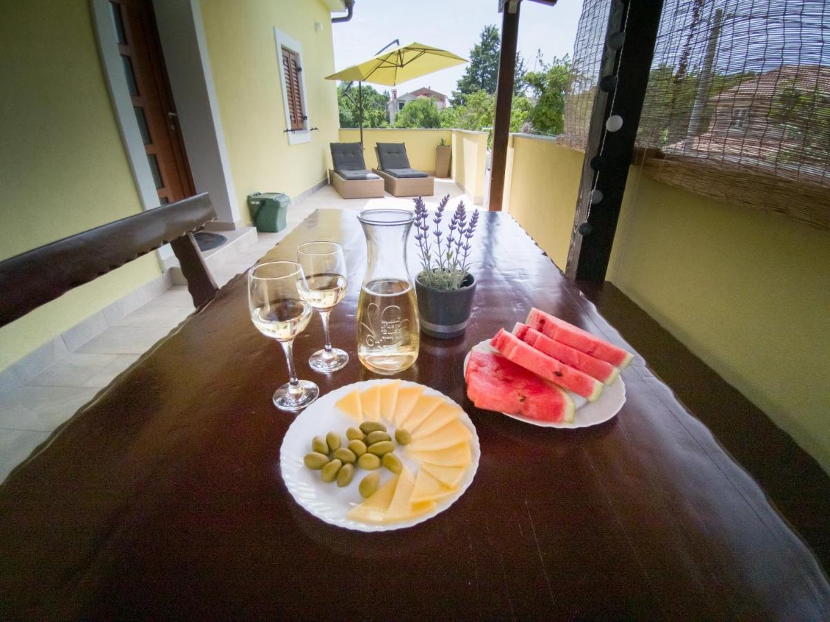 Holiday House Tos-Vila With Heated Pool ヴルブニク エクステリア 写真