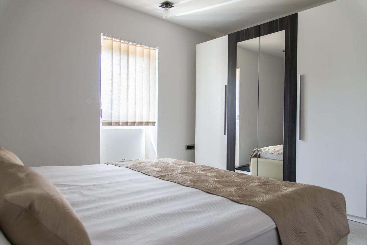 Holiday House Tos-Vila With Heated Pool ヴルブニク エクステリア 写真