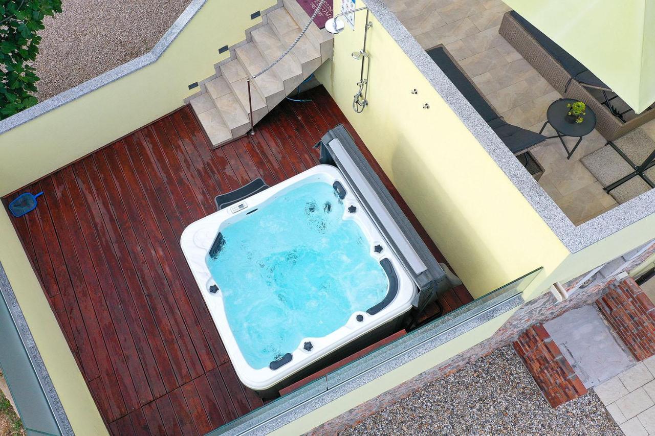 Holiday House Tos-Vila With Heated Pool ヴルブニク エクステリア 写真